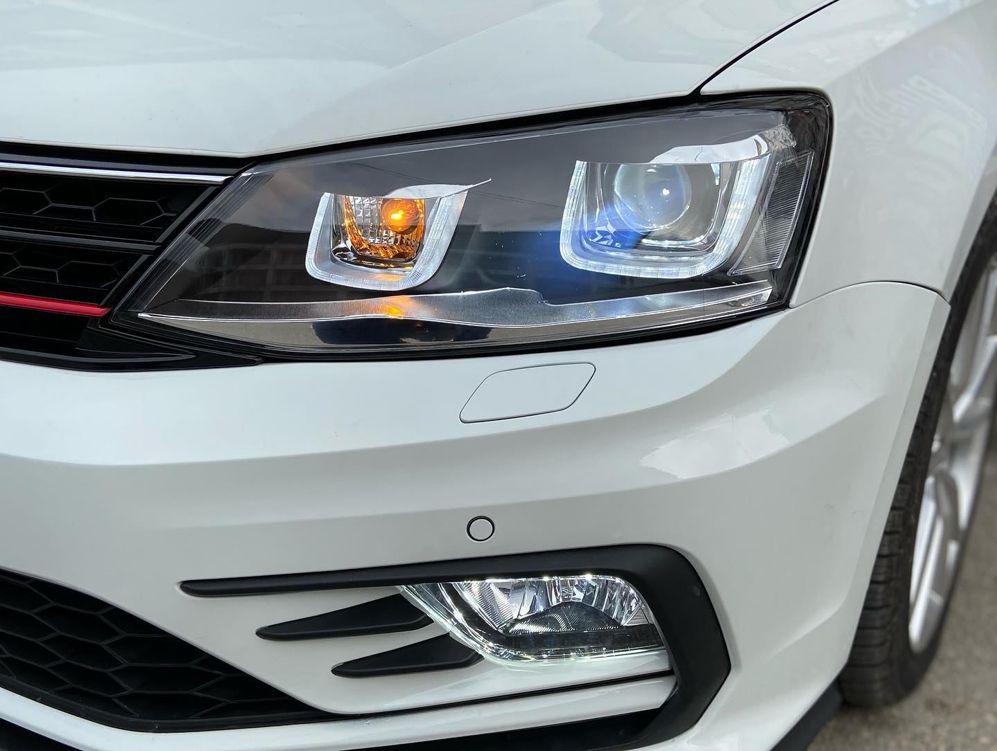 VOLKSWAGEN JETTA GLİ ÖN TAMPON VE PANJUR SETİ (MAKYAJLI) - Görsel 2