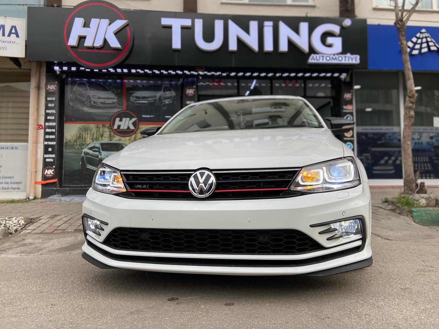 VOLKSWAGEN JETTA GLİ ÖN TAMPON VE PANJUR SETİ (MAKYAJLI)